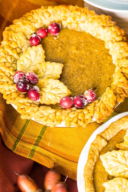 Torte di zucca fatte in casa con foglie stampate autunnali.