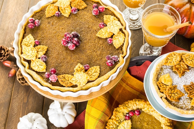 Torte di zucca fatte in casa con foglie stampate autunnali.