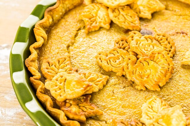 Torte di zucca fatte in casa con foglie stampate autunnali.