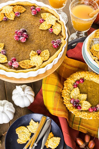 Torte di zucca fatte in casa con foglie stampate autunnali.