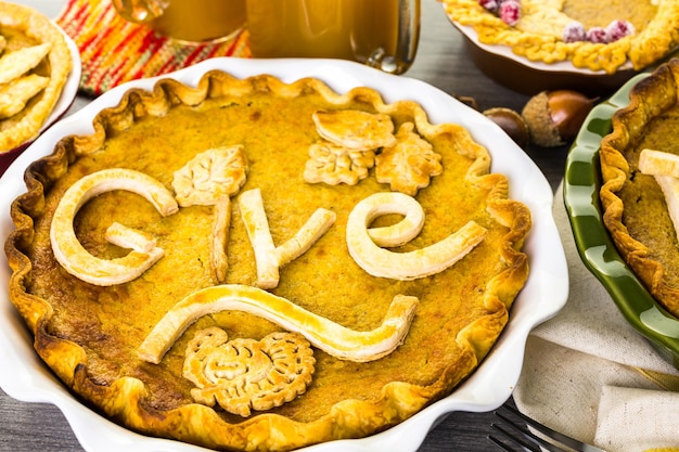 Torte di zucca fatte in casa con foglie stampate autunnali.