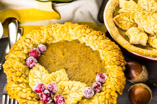 Torte di zucca fatte in casa con foglie stampate autunnali.