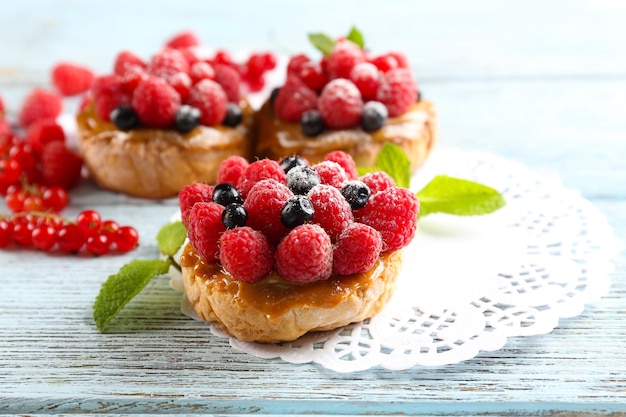 Torte dolci con frutti di bosco sul primo piano della tavola