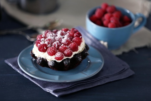 Torte dolci con lamponi su fondo di legno di colore