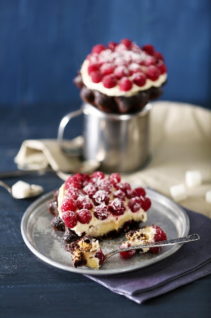 Torte dolci con lamponi su fondo di legno di colore