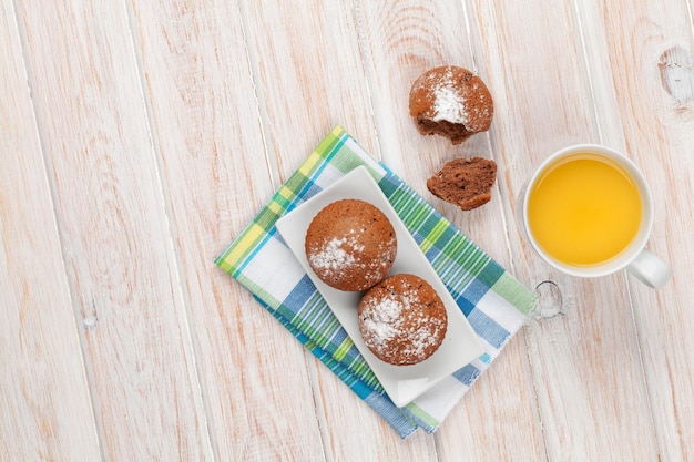 Torte fatte in casa e succo d'arancia