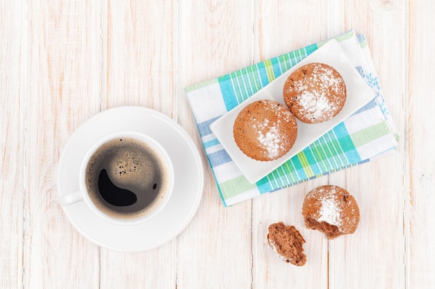 Torte fatte in casa e tazza di caffè