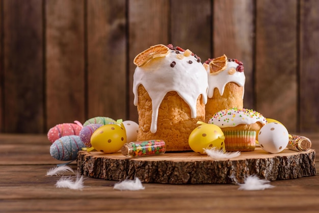 Torte festive con glassa bianca noci e uvetta sul tavolo festivo