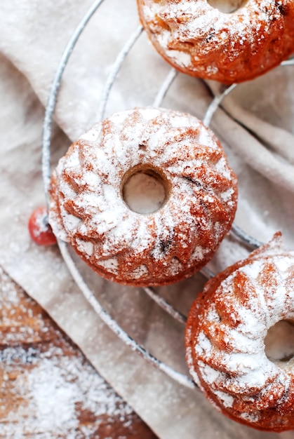 Torte fresche al forno spolverate con zucchero a velo