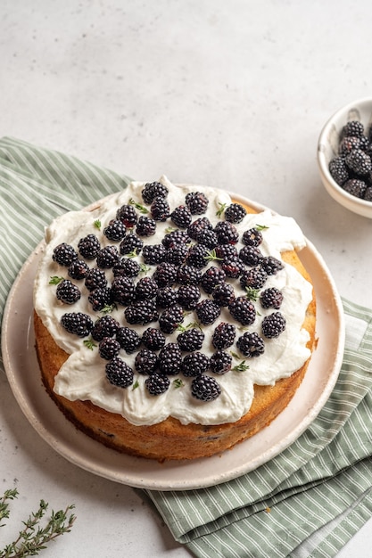 Torte fresche con more e crema di formaggio