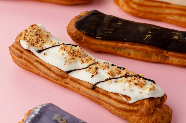 Torte fresche di eclair sul rosa