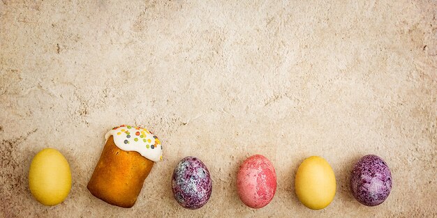 Torte pasquali e uova colorate di pasqua su un bellissimo sfondo strutturato