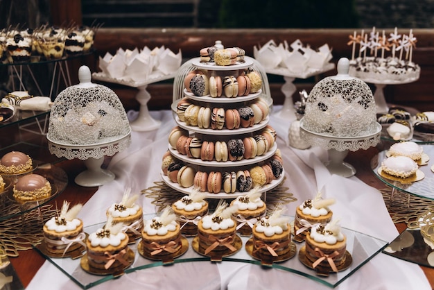 Torte per apparecchiare la tavola di nozze per il matrimonio