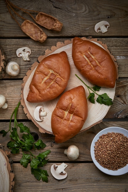 Torte ripiene su tavola di legno