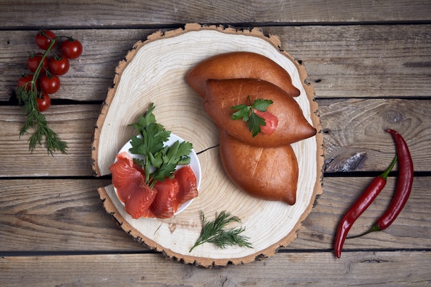 Torte ripiene su tavola di legno