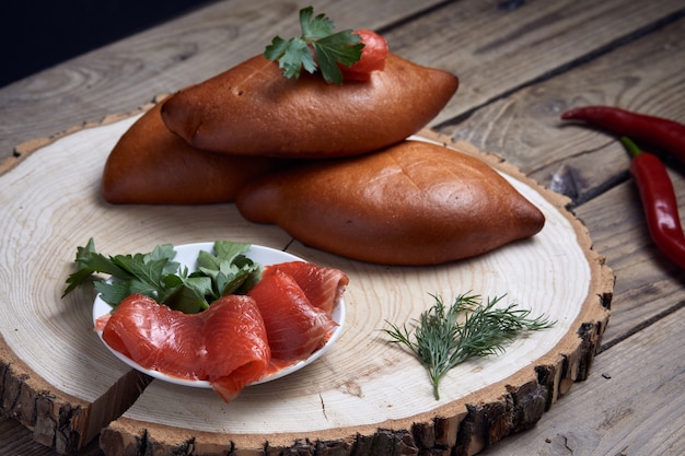 Torte ripiene su tavola di legno