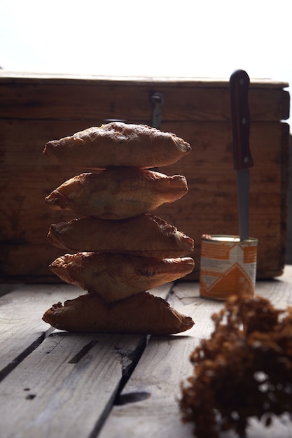 Torte ripiene su tavola di legno