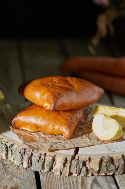 Torte ripiene su tavola di legno