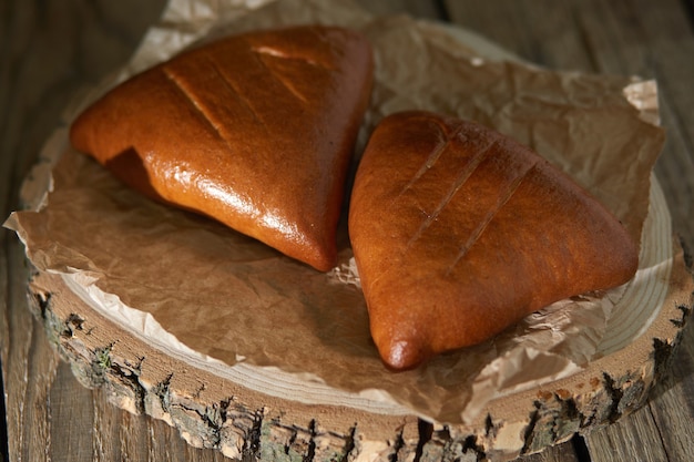 Torte ripiene su tavola di legno