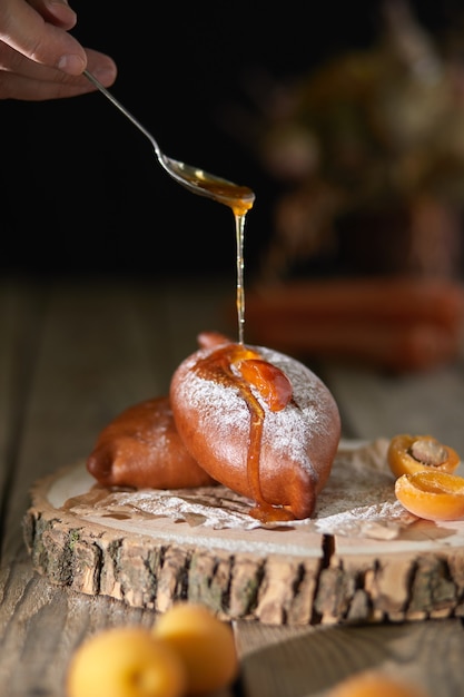 Torte ripiene su tavola di legno