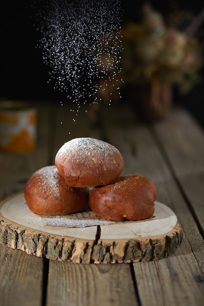 Torte ripiene su tavola di legno