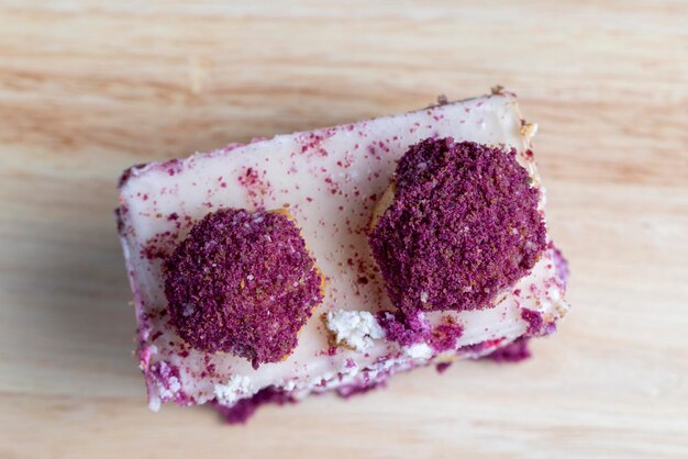 Torte rosse con crema al burro e biscotti in granelli