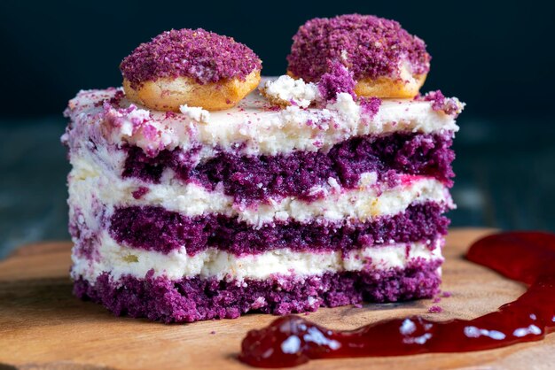 Torte rosse con crema al burro e biscotti in granelli