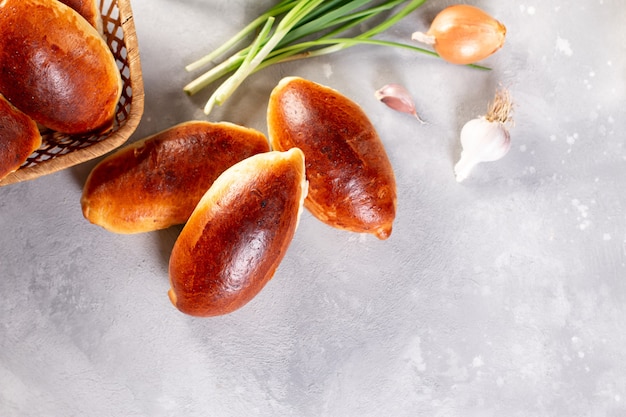 Torte russe tradizionali fatte in casa con patate