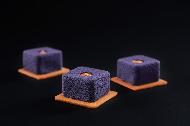 Torte viola con superficie opaca sui biscotti.