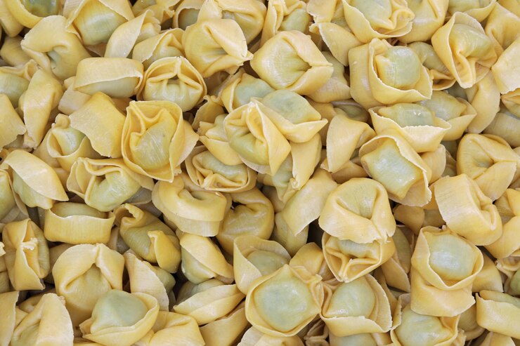 Foto tortelli fatti in casa un piatto tipico italiano con spinaci e formaggio all'interno