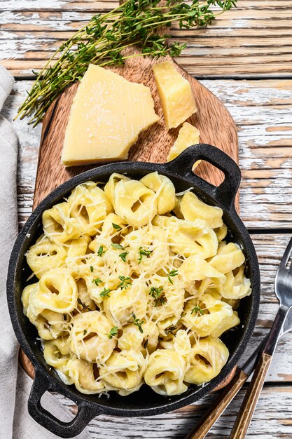 Tortellini all'italiana con parmigiano in padella.