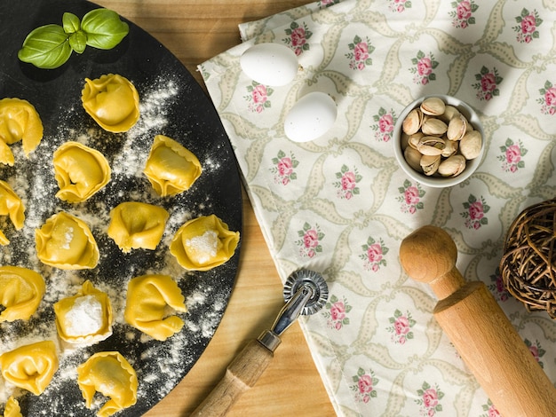 Tortellini classici Emiliani Pasta ripiena di ricotta e spinaci in una ricetta casalinga