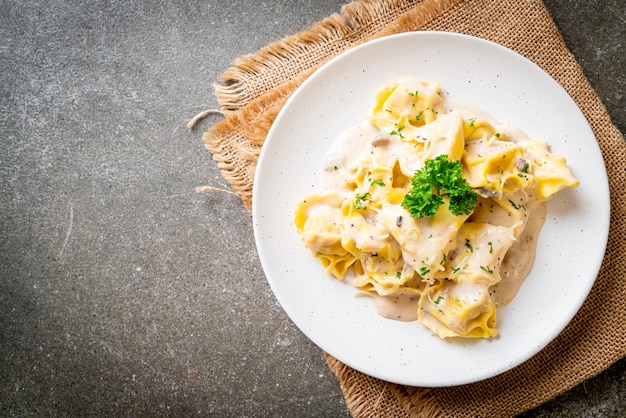 tortellini con crema di funghi e formaggio