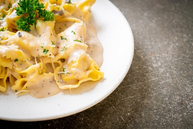 tortellini con salsa di crema di funghi e formaggio - Stile alimentare italiano