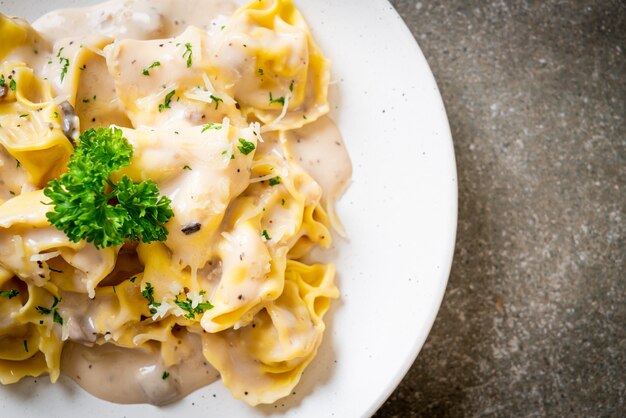 tortellini con salsa di crema di funghi e formaggio