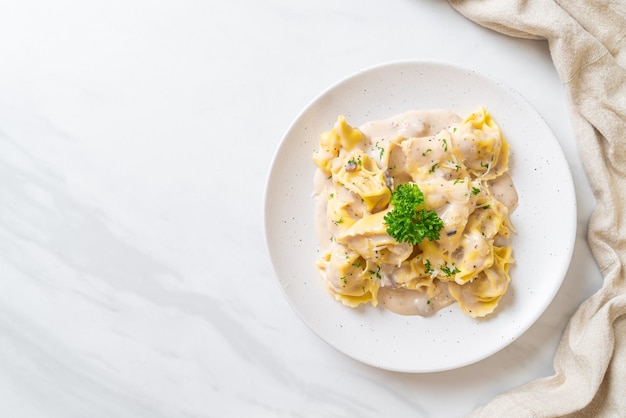 tortellini con salsa di crema di funghi e formaggio