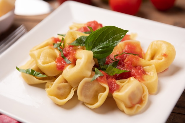 Tortellini con salsa di pomodoro sul piatto primo piano