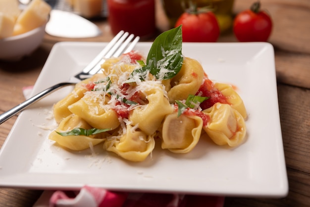 Tortellini con salsa di pomodoro sul piatto primo piano