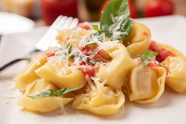 Tortellini con salsa di pomodoro sul piatto primo piano