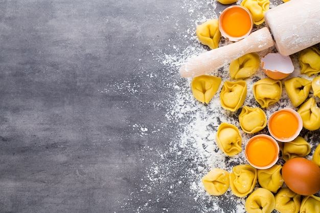 Tortellini e ingredienti italiani crudi fatti in casa