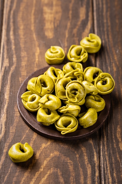 Tortellini fatti in casa con spinaci, formaggio e ricotta