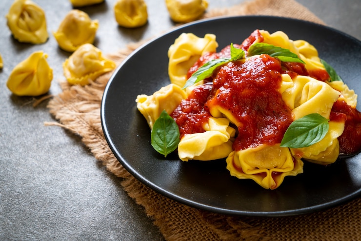 Foto tortellini italiani con salsa di pomodoro