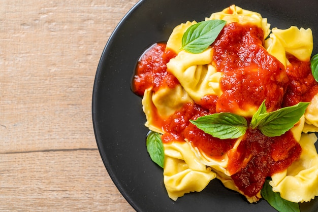 Tortellini italiani con salsa di pomodoro