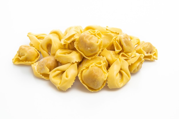 Tortellini tradizionali italiani su bianco