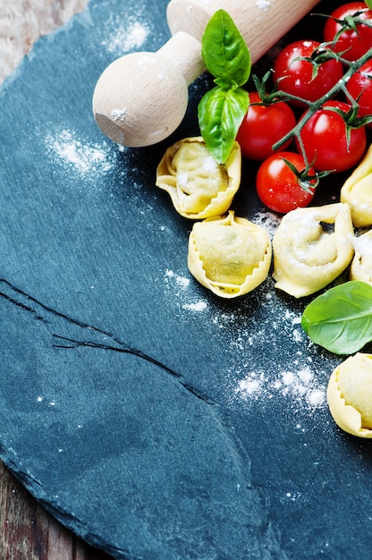 Tortellini tradizionali italiani sul tavolo