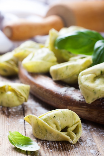 Tortelloni italiani crudi fatti in casa