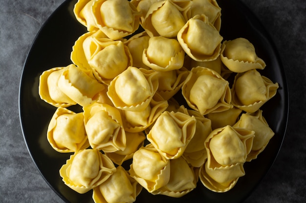 Tortelloni pasta tradizionale italiana con carne o verdure