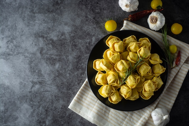 Tortelloni pasta tradizionale italiana con carne o verdure