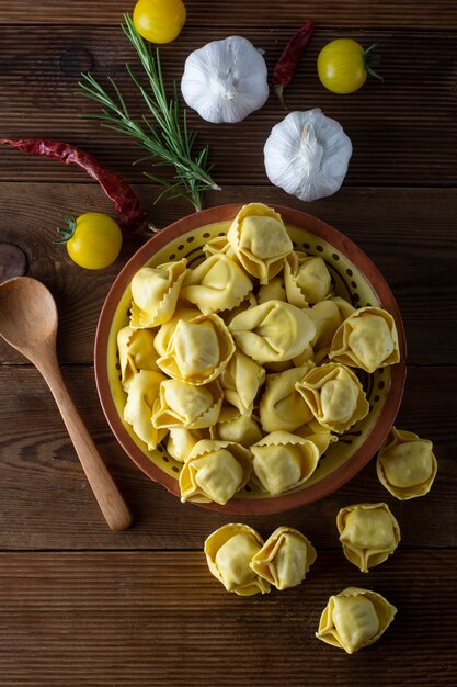 Tortelloni pasta tradizionale italiana con carne o verdure