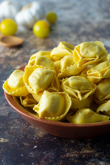 Tortelloni pasta tradizionale italiana con carne o verdure